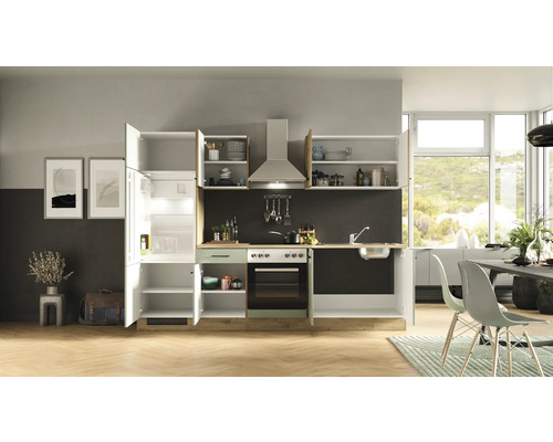 Moderní kuchyně s otevřenými skříněmi, chladničkou, sporákem a dřezem