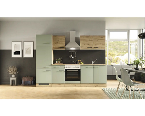 Světlá kuchyně s dřevěnými kuchyňskými skříňkami a digestoří