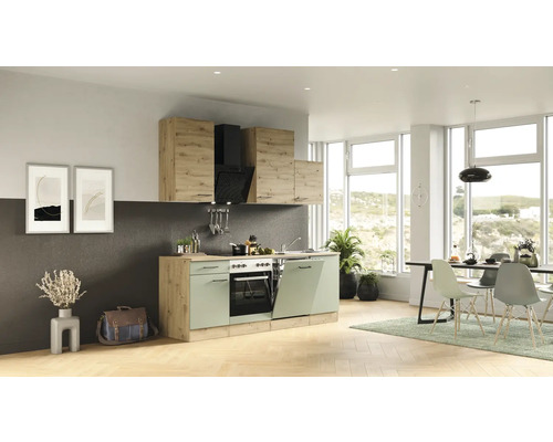 Světlá, prostorná kuchyně s vestavnými spotřebiči, závěsnými skříňkami a jídelním stolem v moderním stylu