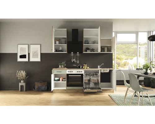 Moderní kuchyně s vestavěnými skříněmi, digestoří, dřezem, myčkou nádobí a elektrickým sporákem.