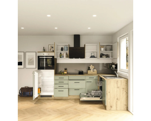 Světlá kuchyně s vestavnými spotřebiči, dřezem a myčkou nádobí