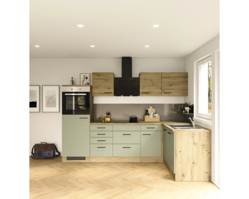 Světlá kuchyně s moderními spotřebiči, pracovními deskami a skříňkami v dřevěném vzhledu