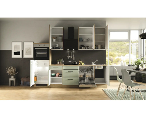 Kompletní kuchyně s vestavěnými spotřebiči, skříněmi, dřezem, myčkou a odsavačem par.