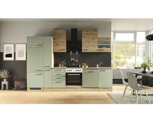 Světlá kuchyně s kuchyňskými skříňkami v tónech dřeva a zelené, digestoří a dřezem