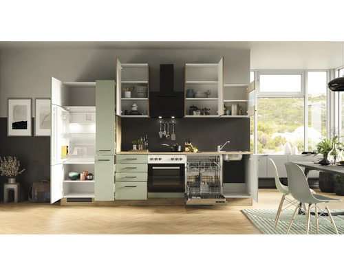 Světlá kuchyně s vestavnými spotřebiči, dřezem a pracovní deskou