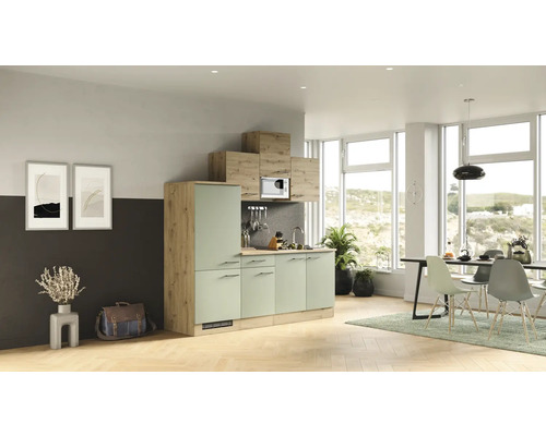 Světlá kuchyně s vestavěnými skříněmi, dřezem a jídelním koutem v moderně zařízeném pokoji