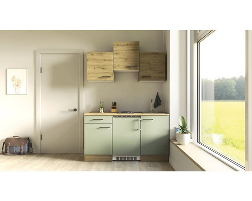 Kuchyňská linka s dřezem, varnou deskou, horními skříňkami a vestavnou chladničkou ve světlé, moderně zařízené kuchyni.