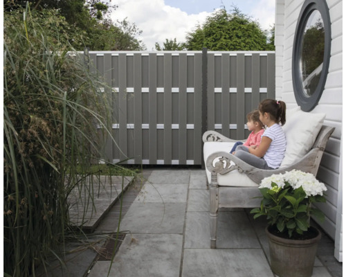 Zahrada s plotem pro ochranu soukromí, lavičkou a rostlinami