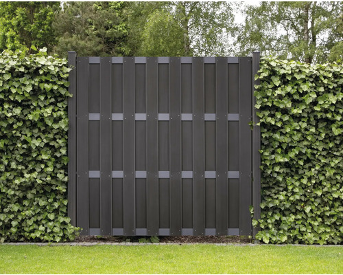 Plastový zahradní plot se zeleným živým plotem