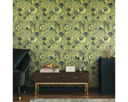 Obývací pokoj se zelenou květinovou tapetou, skříňkou z tmavého dřeva a křeslem