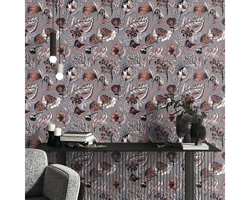 Dekorativní interiér s tapetou s květinovým vzorem