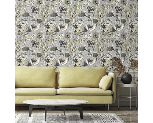 Obývací pokoj s květinovou tapetou, pohovkou a stolem