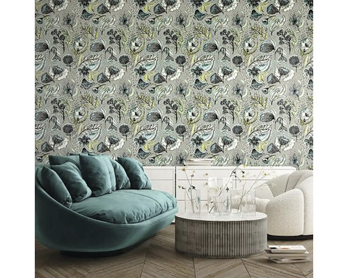 Obývací pokoj s tapetou se vzorem, pohovkou a konferenčním stolkem