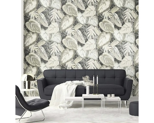 Obývací pokoj s černou pohovkou před tapetou se vzorem listů