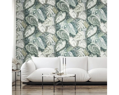 Obývací pokoj s bílou pohovkou a tapetou s motivem listů