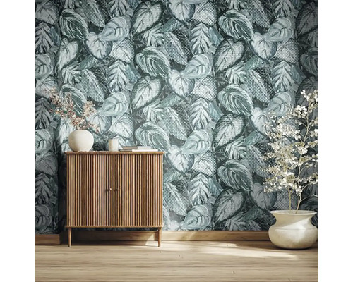 Obývací pokoj se zelenou tapetou s listy, dřevěnou komodou a dekorací
