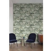 Dekorativní obývací pokoj s tapetou s motivem lesa, dvěma židlemi a odkládacím stolkem