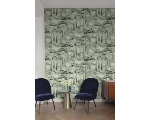 Dekorativní obývací pokoj s tapetou s motivem lesa, dvěma židlemi a odkládacím stolkem