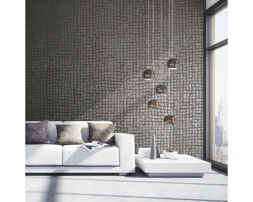 Obývací pokoj s vzorovanou tapetou, pohovkou, stolem a závěsnými svítidly