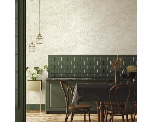 Dekorativní jídelna s tapetou, jídelním stolem a zelenými akcenty