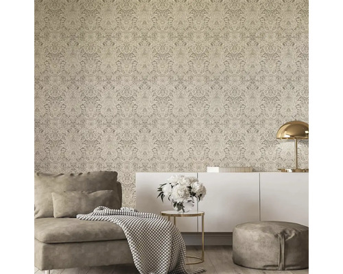 Obývací pokoj s vzorovanou tapetou, pohovkou a odkládacím stolkem