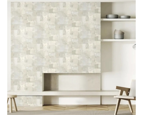 Obývací pokoj s vzorovanou tapetou, policí a posezením