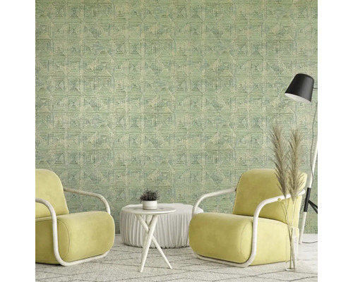 Obývací pokoj s vzorovanou tapetou, dvě křesla, stůl a stojací lampa.