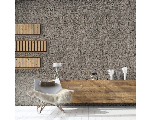 Obývací pokoj s textilní tapetou, dřevěnými policemi, dřevěnou komodou, lampou a houpacím křeslem