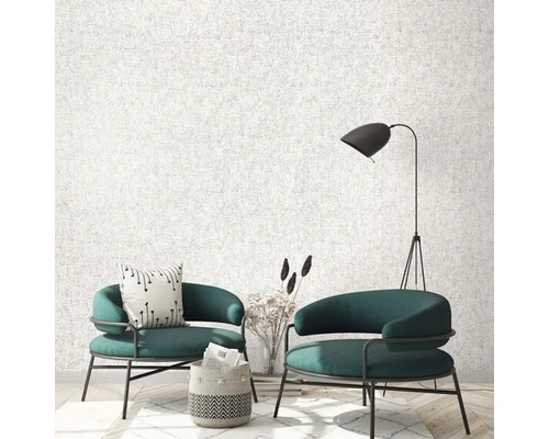 Obývací pokoj se dvěma křesly, stojací lampou a tapetou s hrubou strukturou