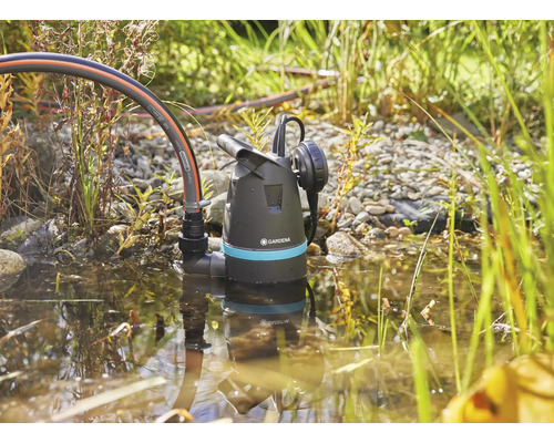 Ponorné kalové čerpadlo Gardena v rybníku s hadicí