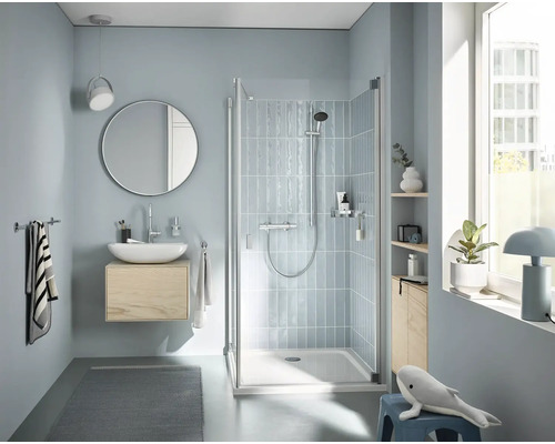 Koupelna se sprchou, umyvadlem, zrcadlem a dekorací