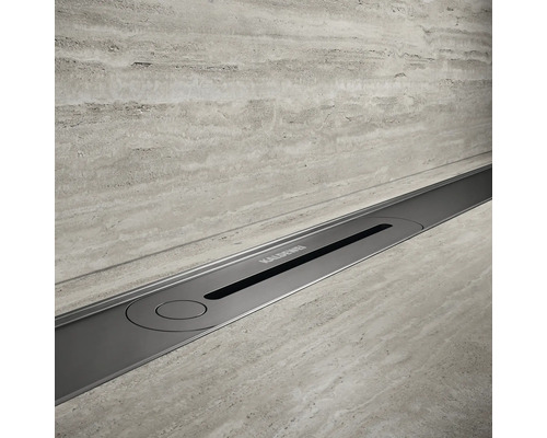 Logo Kaldewei na sprchovém žlabu v koupelně