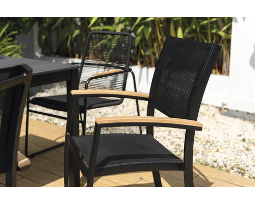 Zahradní scéna se židlemi z kovu a dřeva