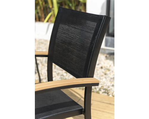 Detailní pohled na zahradní židli s textilním potahem a dřevěnými područkami