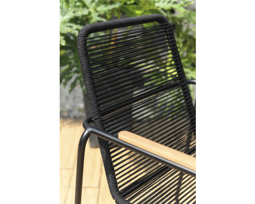 Detailní pohled na černé zahradní křeslo s područkou