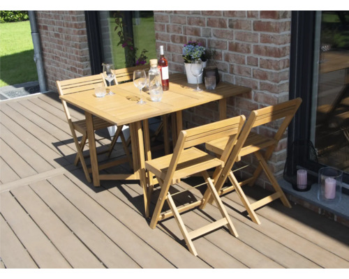Zahradní sedací souprava s dřevěným stolem a čtyřmi dřevěnými skládacími židlemi na terase