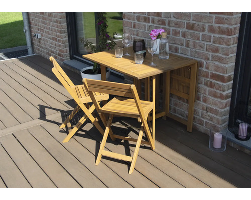 Zahradní scéna s dřevěným stolem a dvěma dřevěnými židlemi na terase