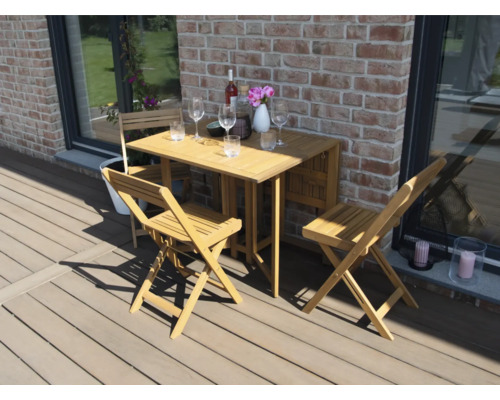 Dřevěná stolová sestava se skládacím stolem a skládacími židlemi na terase