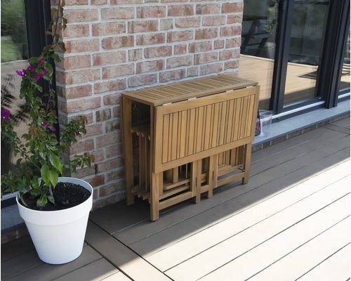 Skládací dřevěný zahradní stůl se židlemi na terase