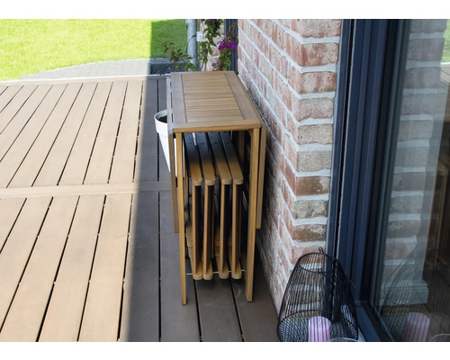 Skládací dřevěný zahradní stůl na terase