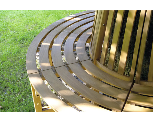 Dřevěná lavička kolem stromu na zahradě