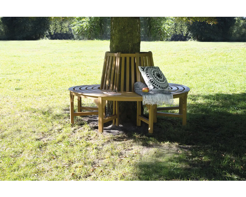 Dřevěná lavička kolem stromu s polštářem a dekou v zahradě