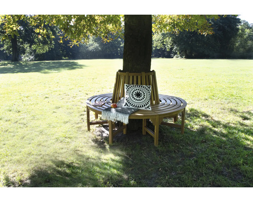 Dřevěná lavička kolem stromu s polštářem a dekou na zahradě