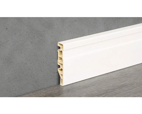 Bílá plastová podlahová lišta na stěně a podlaze