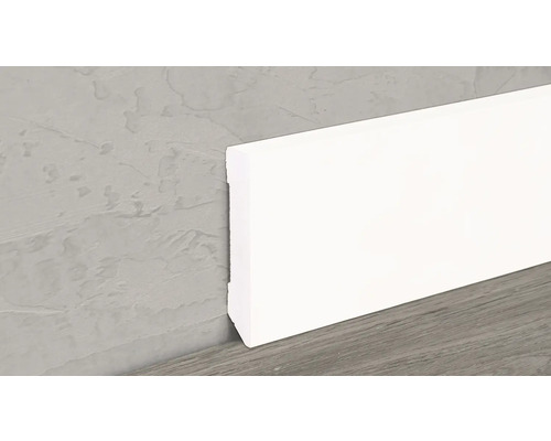 Bílá podlahová lišta na stěně