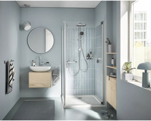 Koupelna se sprchou, umyvadlem, zrcadlem a ručníky