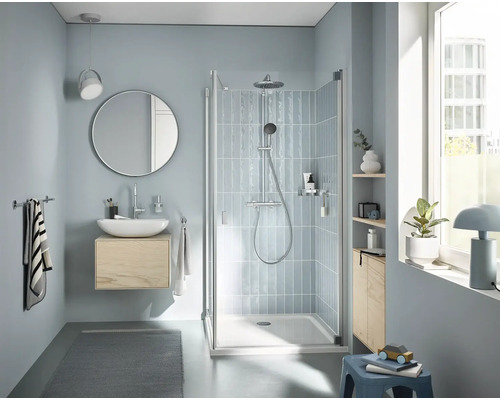 Moderní koupelna se sprchovým koutem, umyvadlem a zrcadlem