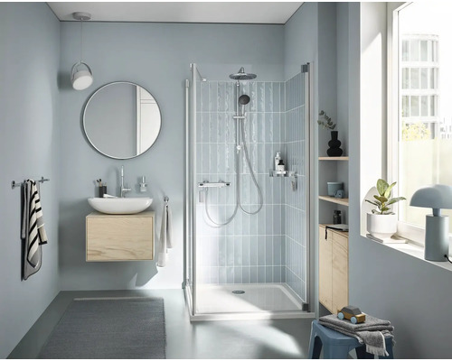 Moderní koupelna se sprchou, umyvadlem a zrcadlem