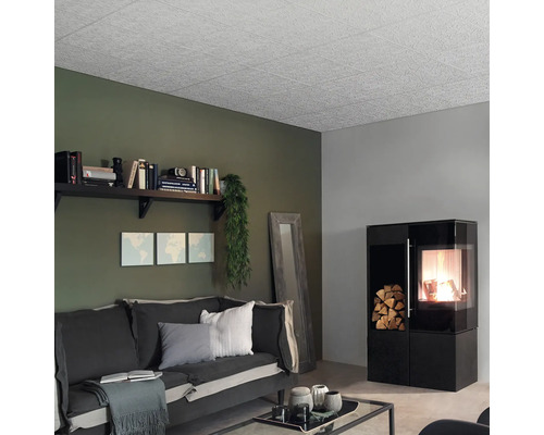 Obývací pokoj se stropními panely, pohovkou, krbem a knihovnou pro útulnou atmosféru