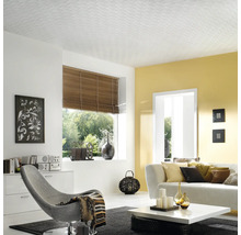 Obývací pokoj se strukturovaným obložením stropu, křeslem a pohovkou